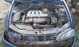 Vehículo Clásico Opel Tigra en estado de abandono