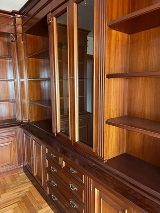 Mueble de esquina de madera y cristal