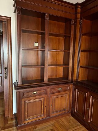 Mueble de esquina de madera y cristal