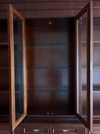 Mueble de esquina de madera y cristal