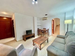 Muebles de salón: Sofá y mesa