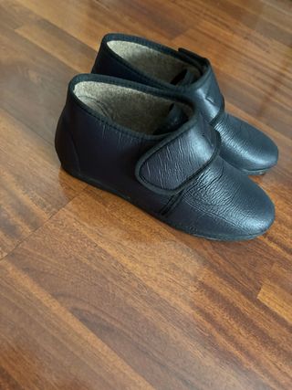 Zapatos negros cómodos con velcro