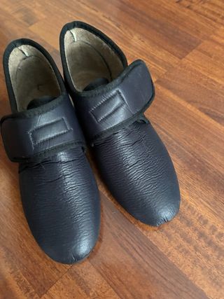 Zapatos negros cómodos con velcro