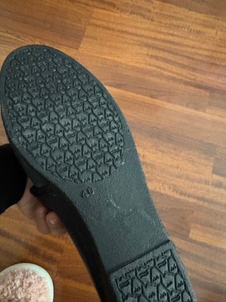 Zapatos negros cómodos con velcro