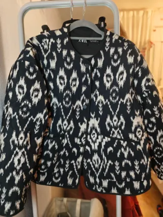 Chaqueta Zara corta estampada ligera