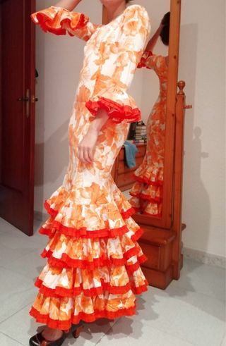 Traje de flamenca naranja y blanco