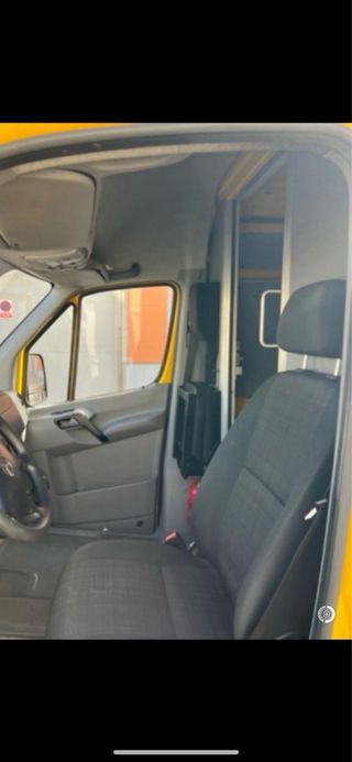 Puerta y estantería para furgoneta