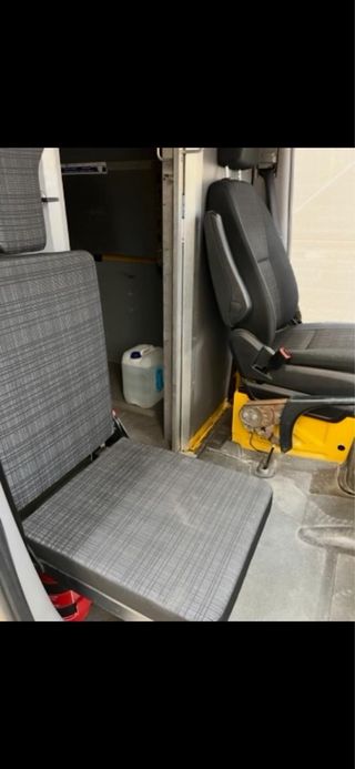 Puerta y estantería para furgoneta