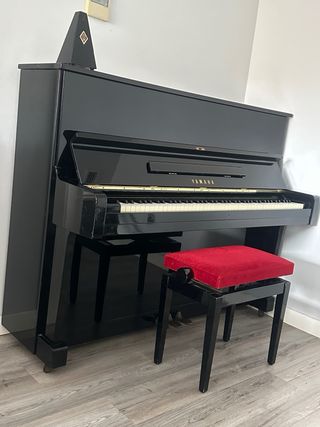 Piano Vertical Yamaha Negro