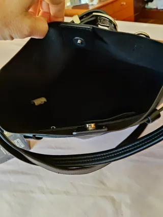 Bolso negro con tachuelas