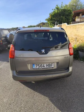 Peugeot 5008 2011