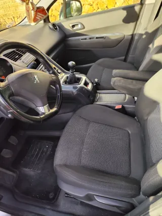 Peugeot 5008 2011