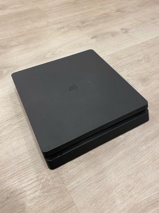 PS4 Slim 1TB Nera + Controller + 2 Giochi