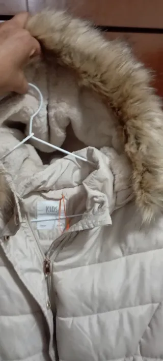 Chaqueta beige con cinturón y capucha (172 cm )