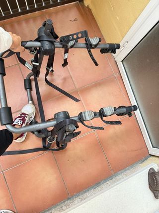 Portabicicletas de coche con placa.