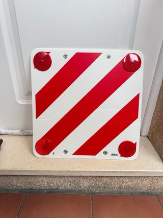 Portabicicletas de coche con placa.