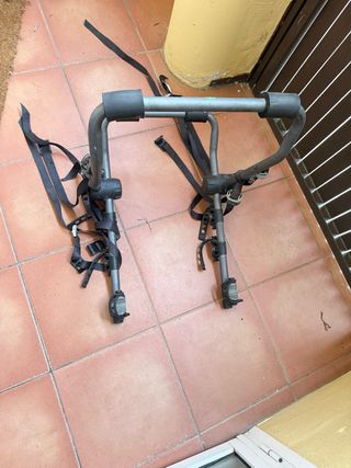 Portabicicletas de coche con placa.