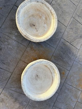 2 Tiestos de piedra blancos