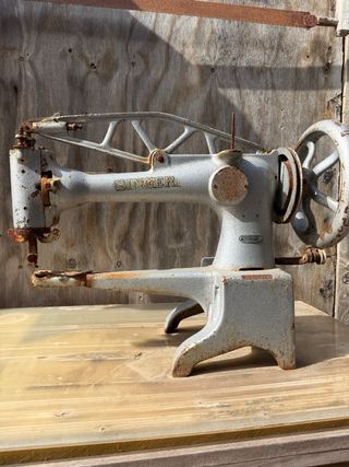 Máquina de coser SINGER antigua