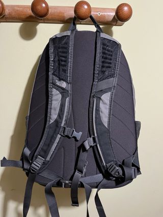 Mochila The North Face gris y negra