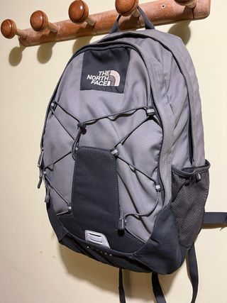 Mochila The North Face gris y negra