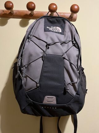 Mochila The North Face gris y negra