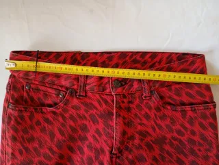 Pantalón vaquero estampado cebra rojo