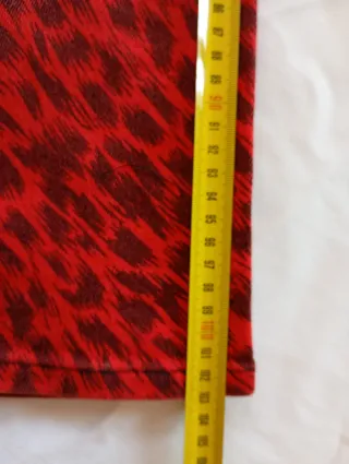 Pantalón vaquero estampado cebra rojo