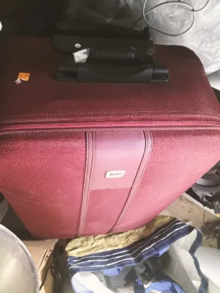 Maleta de viaje color burdeos