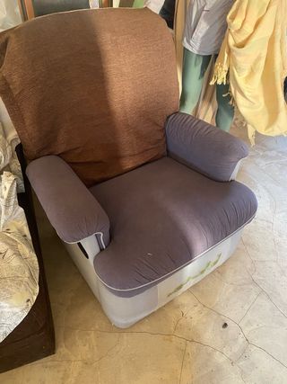 Sillón de tela marrón y gris
