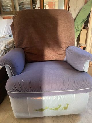Sillón de tela marrón y gris