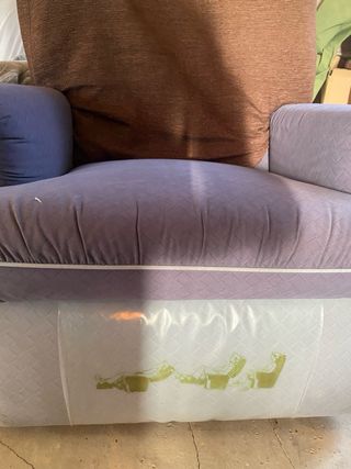 Sillón de tela marrón y gris