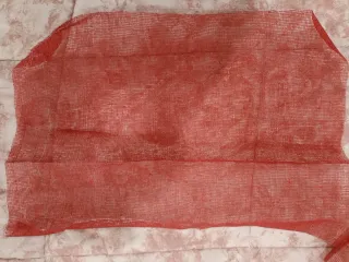 Scampoli in rete rossi.
