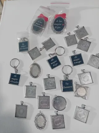24 Colgantes y llaveros metal para resina.