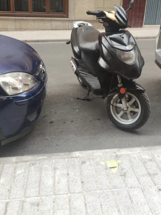 Moto Scooter CPI Oliver 49cc Negra y Dorada