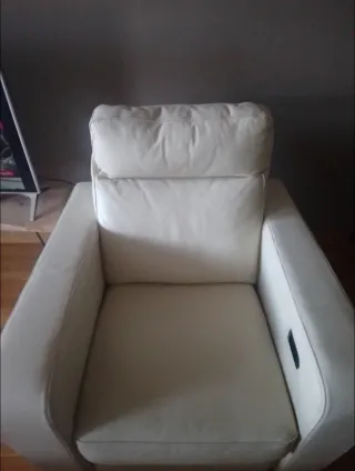 Sillón reclinable de piel color crema