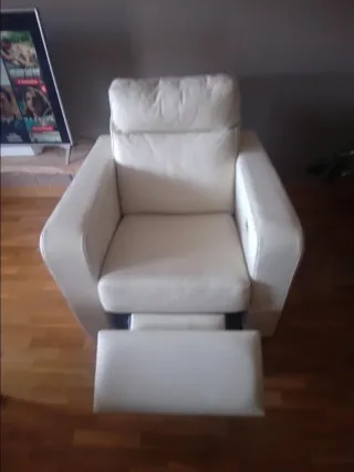 Sillón reclinable de piel color crema