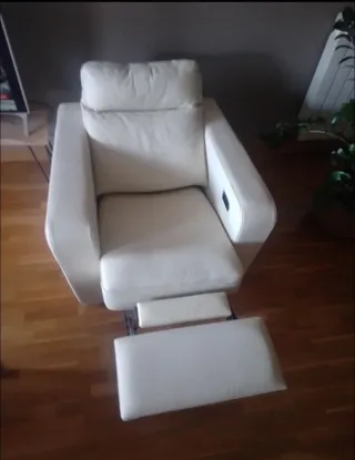 Sillón reclinable de piel color crema
