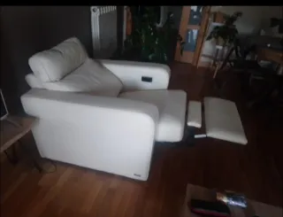 Sillón reclinable de piel color crema