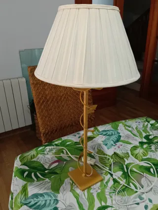 Lámpara de mesa dorada y blanca