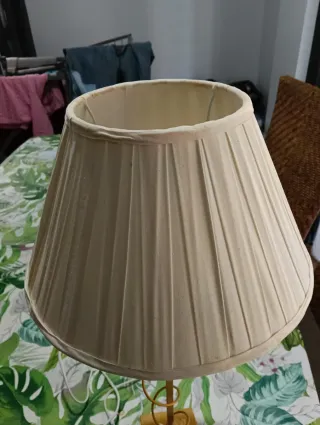 Lámpara de mesa dorada y blanca