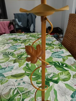 Lámpara de mesa dorada y blanca