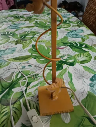 Lámpara de mesa dorada y blanca