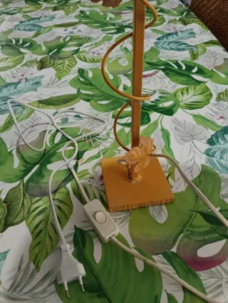 Lámpara de mesa dorada y blanca