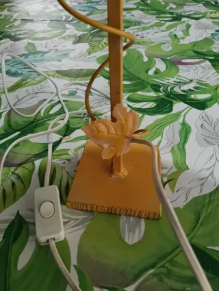 Lámpara de mesa dorada y blanca