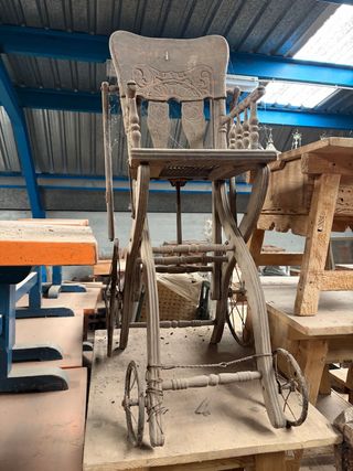 Silla de madera antigua con ruedas