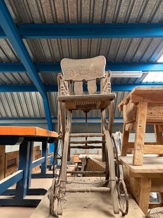 Silla de madera antigua con ruedas