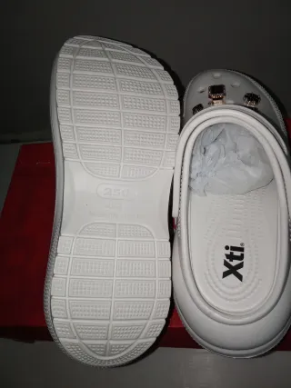 Zuecos Xti blancos con adornos