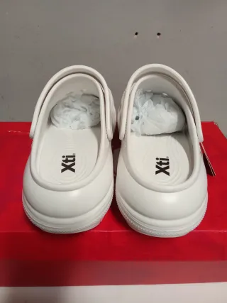 Zuecos Xti blancos con adornos