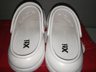 Zuecos Xti blancos con adornos